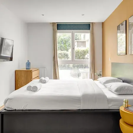 Large 4-bedroom By Buttes Chaumont - 12 Guests * Παρίσι