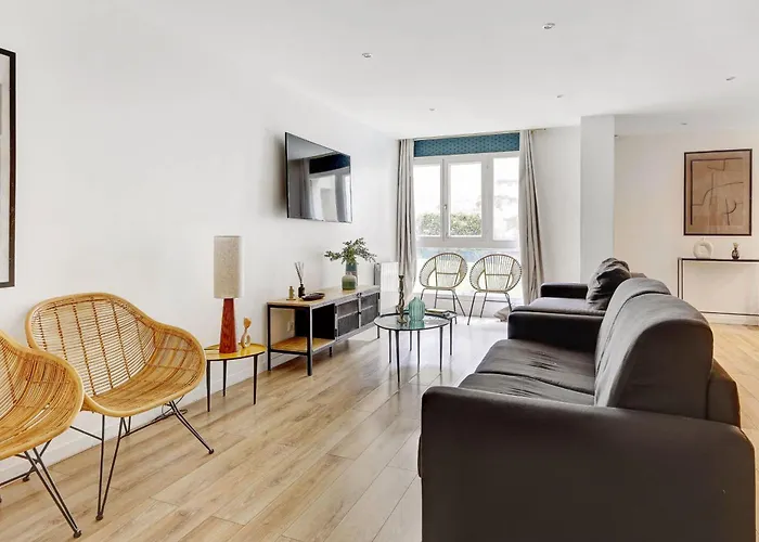 Large 4-bedroom By Buttes Chaumont - 12 Guests * Париж