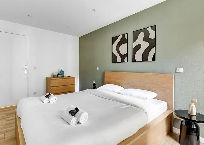 Апартаменты Large 4-bedroom By Buttes Chaumont - 12 Guests *