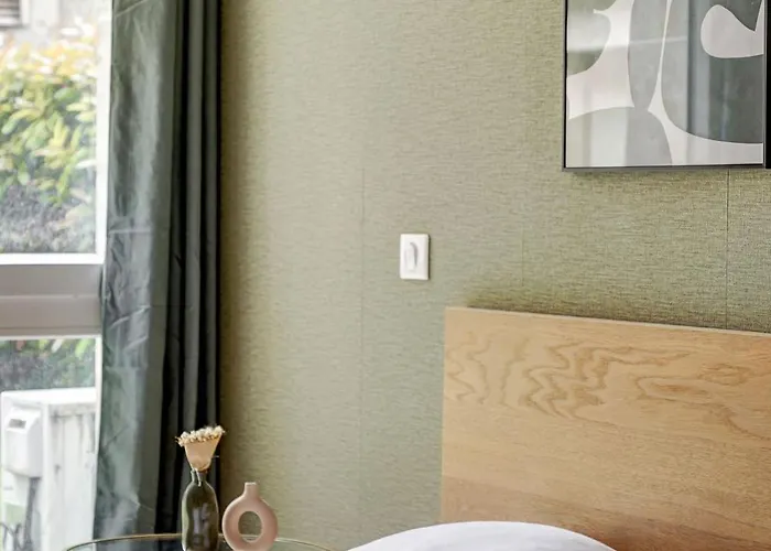 Апартаменты Large 4-bedroom By Buttes Chaumont - 12 Guests Париж